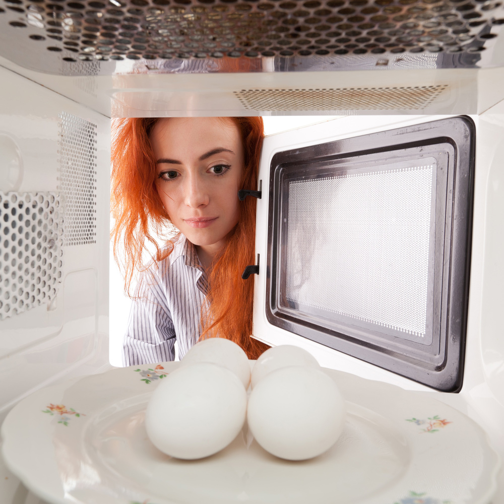 Почему яйца взрываются в микроволновке: причины и способы предотвращения